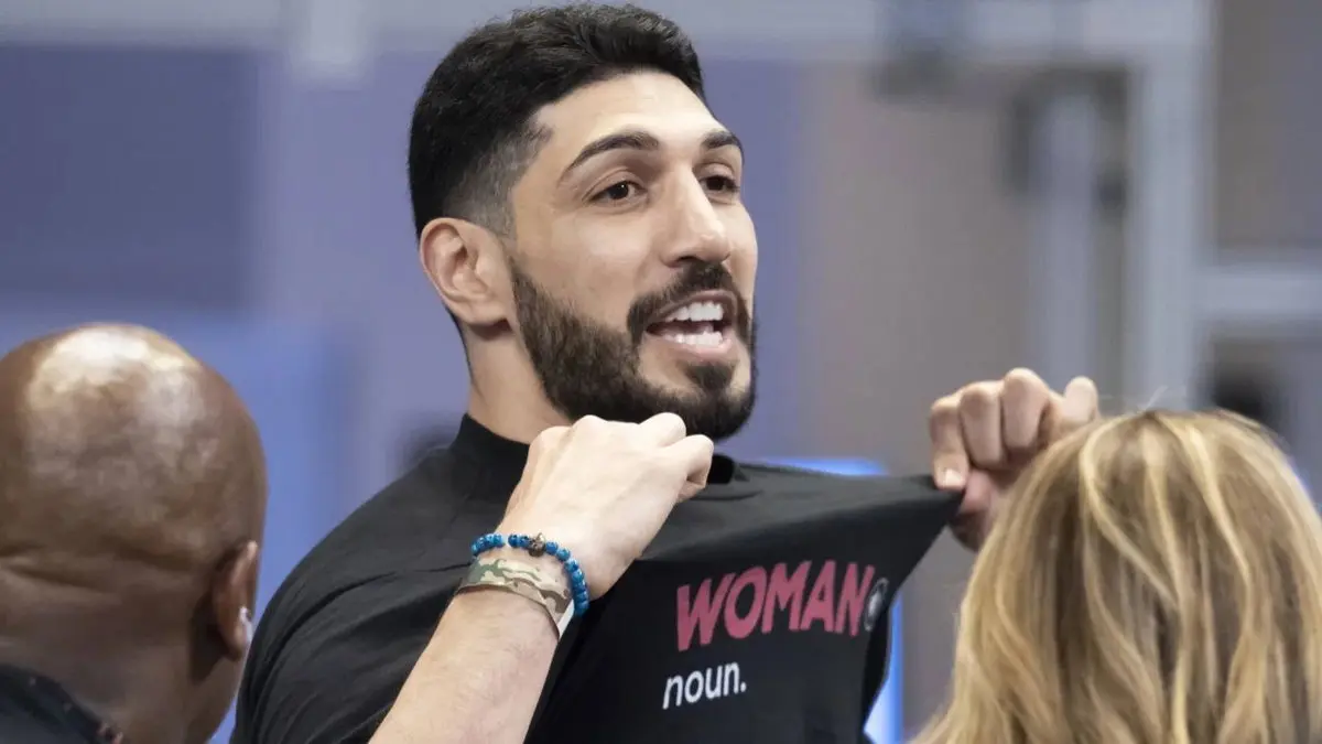 Enes Kanter Freedom schimbă locul în tribune înainte de Meciul 3 din finalele WNBA